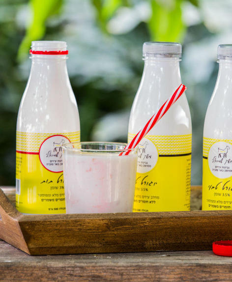 יוגורט טבעי ויוגורט תות